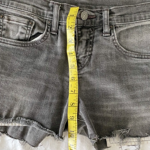 2/$40💜 CLOSET CLEAN OUT: Levi’s shorts - Picture 5 of 10